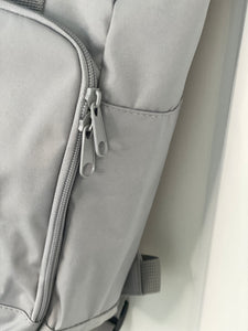 zips-on-backpack-closeup-shot