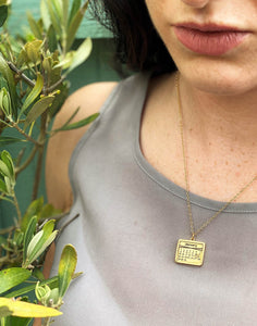Women-wearing-gold-calendar-personalised-date-gold-necklace-notafictionalmum