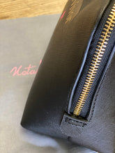 Load image into Gallery viewer, black-washbag-gold-zip-close-up
